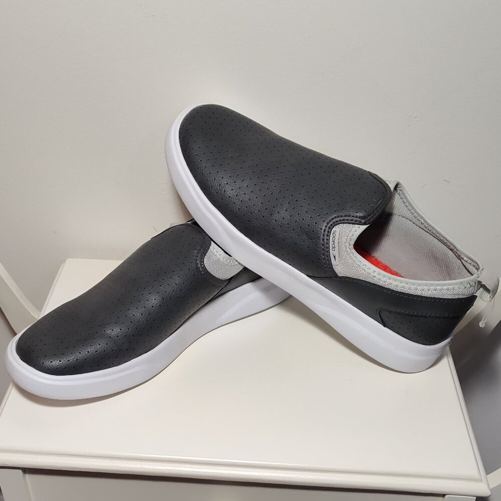 Speedo men's dark gray loafers, like new condition, size S (7-8)